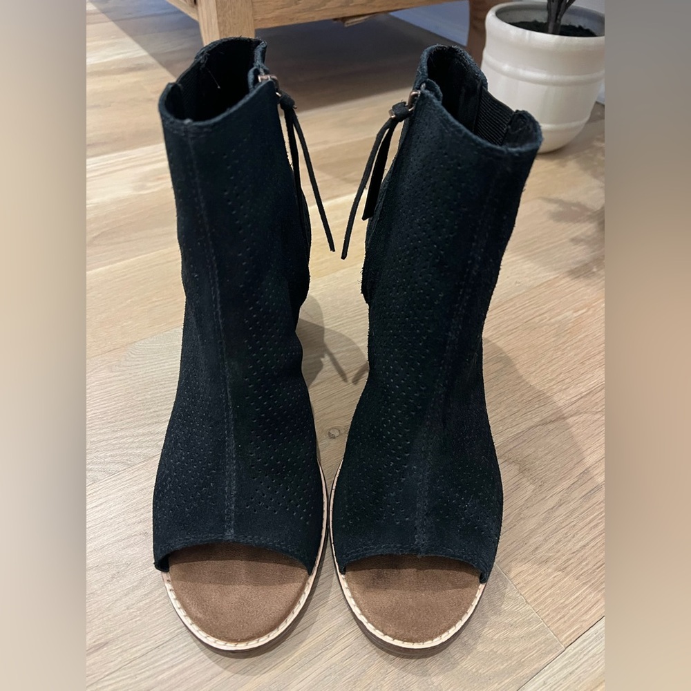 Tom’s Majorca black booties size 10W